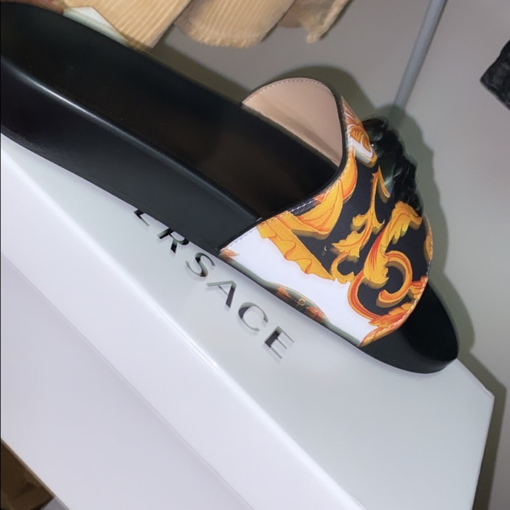 Authentic women Versace slides size 8 worn only once! COMES WITH DUST BAG